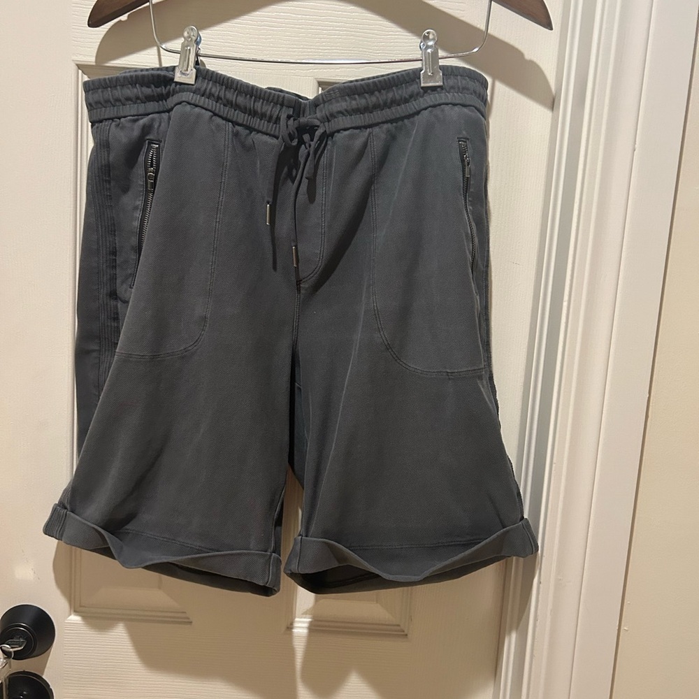 Athleta army green pull on Bermuda shorts sz 16